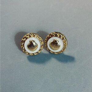 Vintage Lilly Pulitzer Gold Shell Ornament Shell Button Earrings w/White Enamel